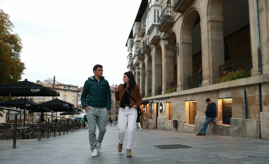 Greg Van Avermaet y Lourdes Oyarbide pasean por Vitoria-Gasteiz