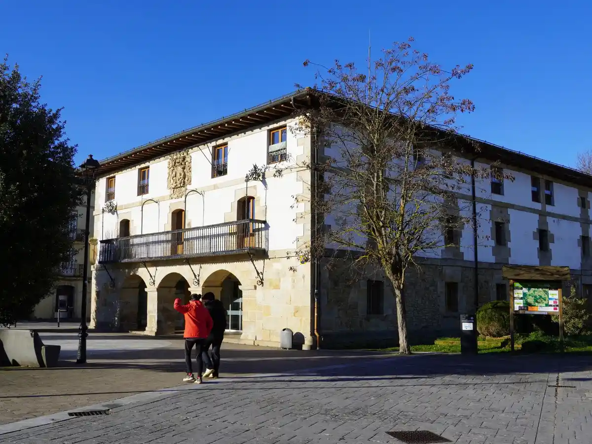 Ayuntamiento de Zuia en Murgia Fachada del edificio del Ayuntamiento de Zuia en Murgia, Álava
